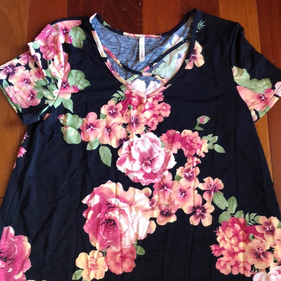 Cute floral top! - Picture 2 of 3